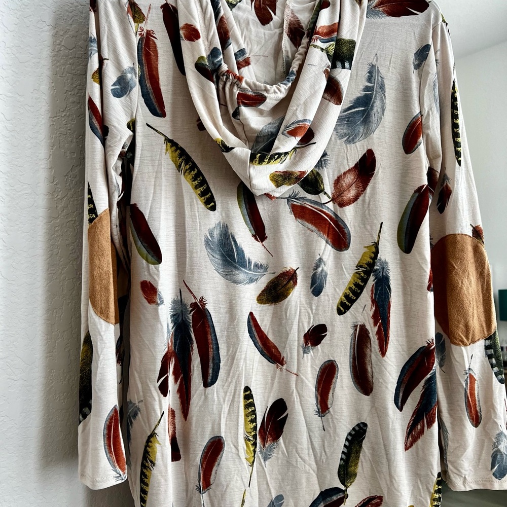 Multicolor Feather Pattern Top - Picture 3 of 4